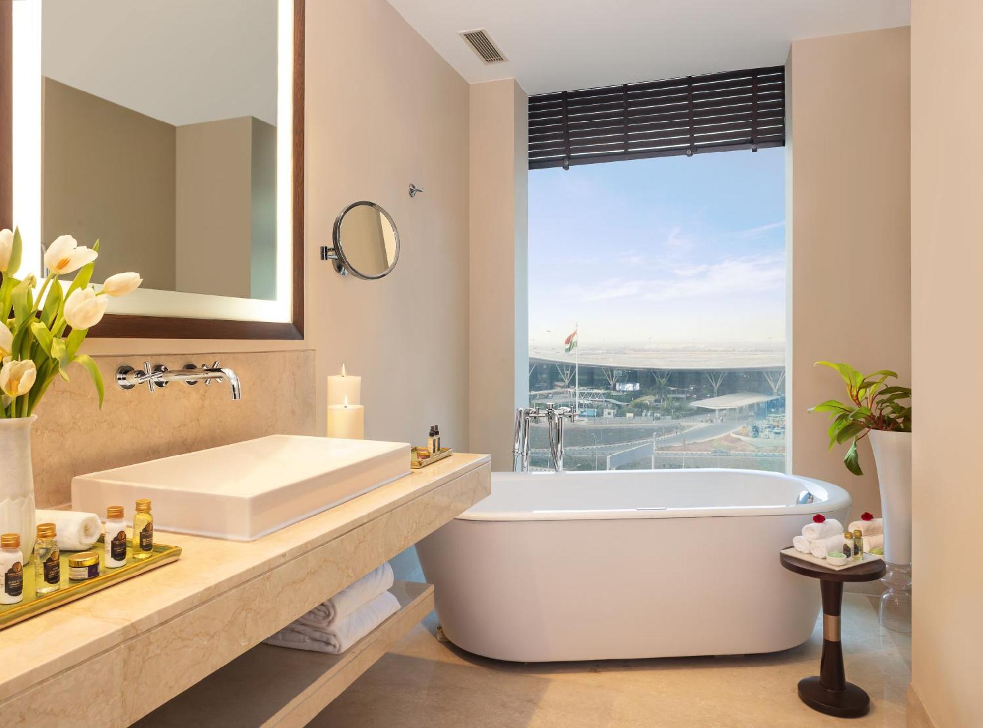 타지 방갈로르 Devanahalli 외부 사진 A bathroom in a hotel