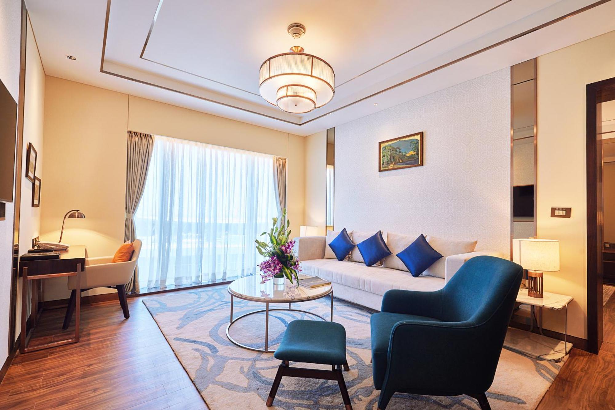 타지 방갈로르 Devanahalli 외부 사진 Living room of a suite at the hotel