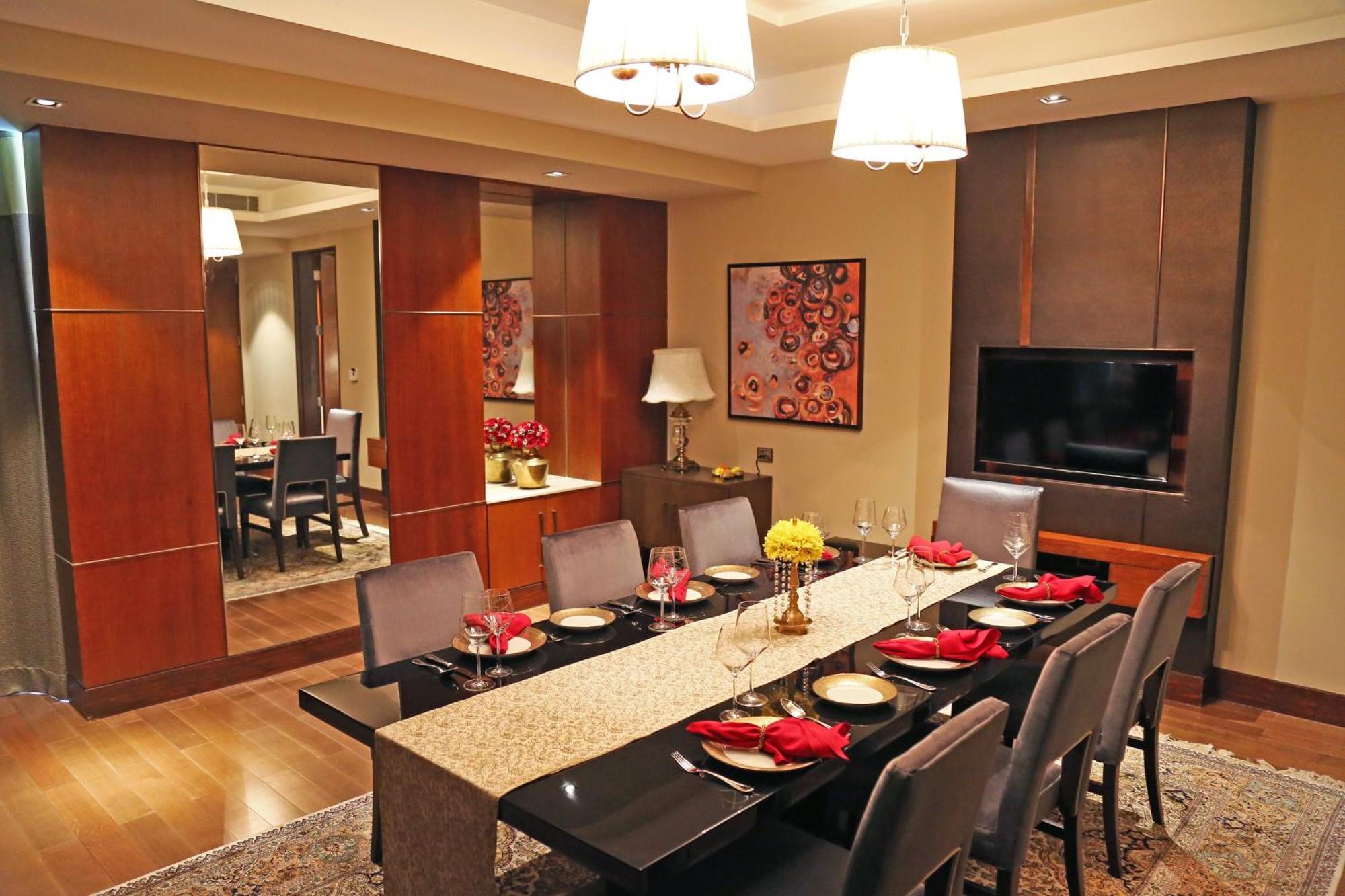 타지 방갈로르 Devanahalli 객실 사진 A dining room