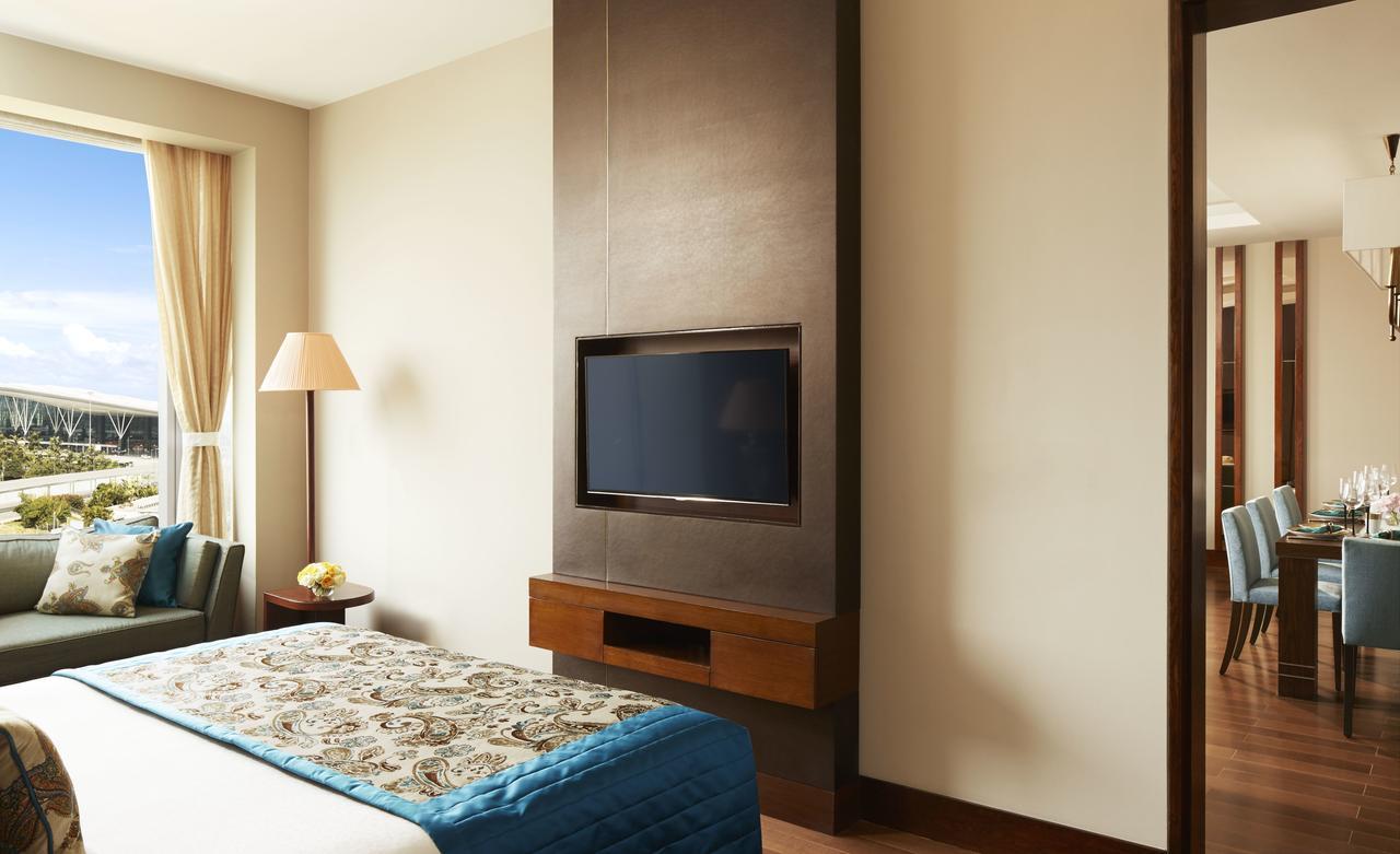 타지 방갈로르 Devanahalli 외부 사진 A television set in a hotel room