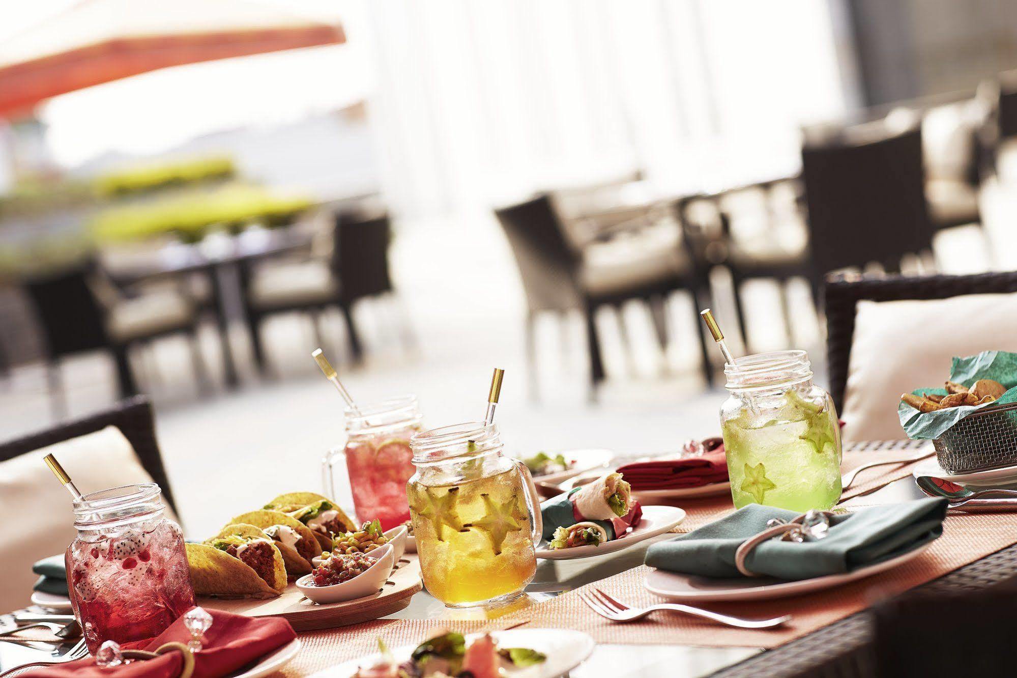 타지 방갈로르 Devanahalli 외부 사진 A selection of cocktails