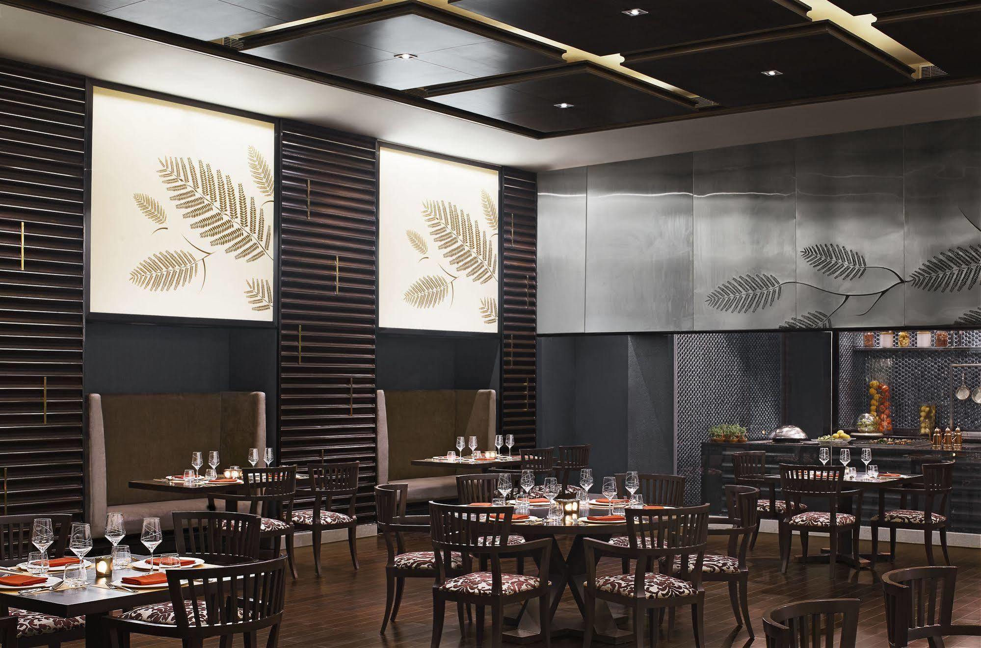 타지 방갈로르 Devanahalli 외부 사진 Interior of a PF Chang's