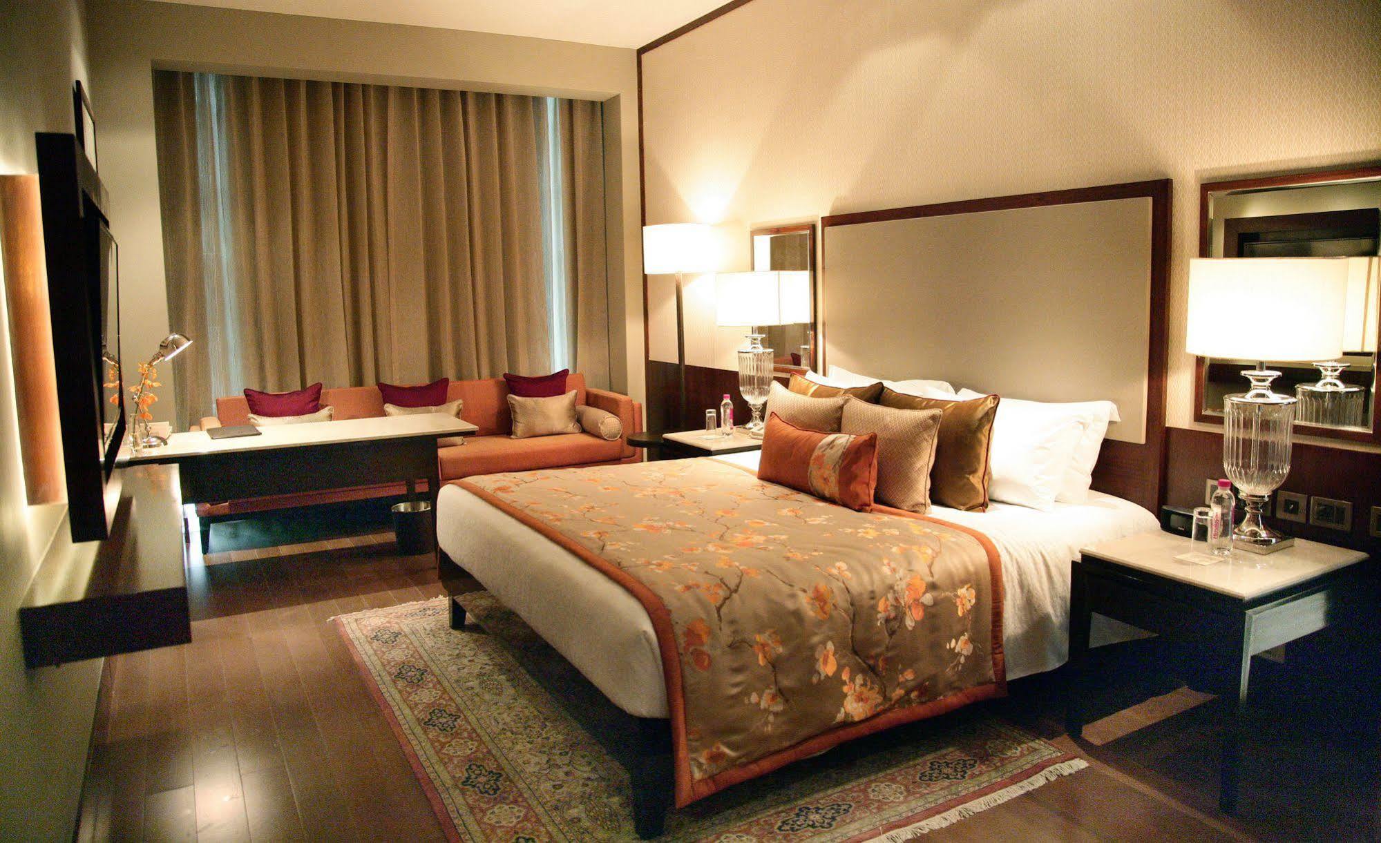 타지 방갈로르 Devanahalli 외부 사진 A bedroom at the Taj Mahal Palace, Mumbai
